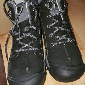 Keen Brand new with tags Rainproof hiking boots